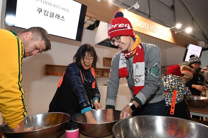 ‘2018 평창 동계올림픽•패럴림픽’ 기간 운영된 케이푸드 플라자를 지난 2월 11일 방문한 한 외국인 관광객이 막걸리 만들기 체험을 하고 있다.